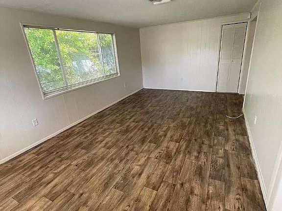 3rd image of 1727 W Perio St