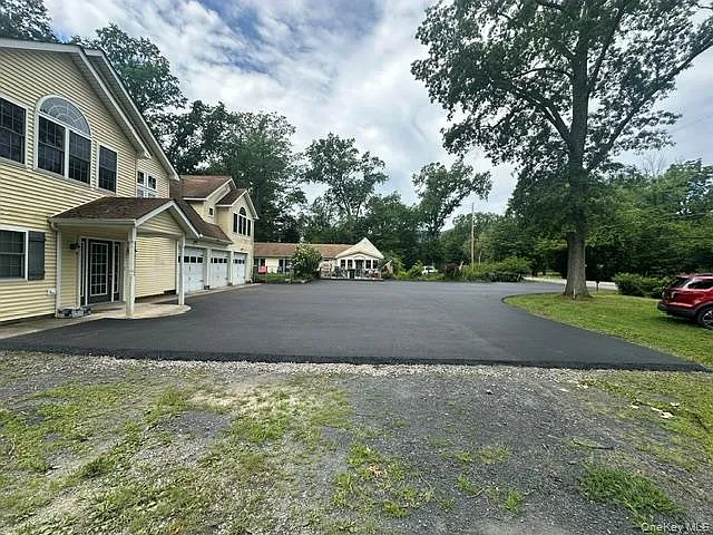 4 bed, 2.5 bath, 4054 sqft, $3,900 — Photo 2