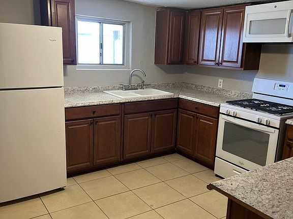4th image of 2541 E ILLINI Street
