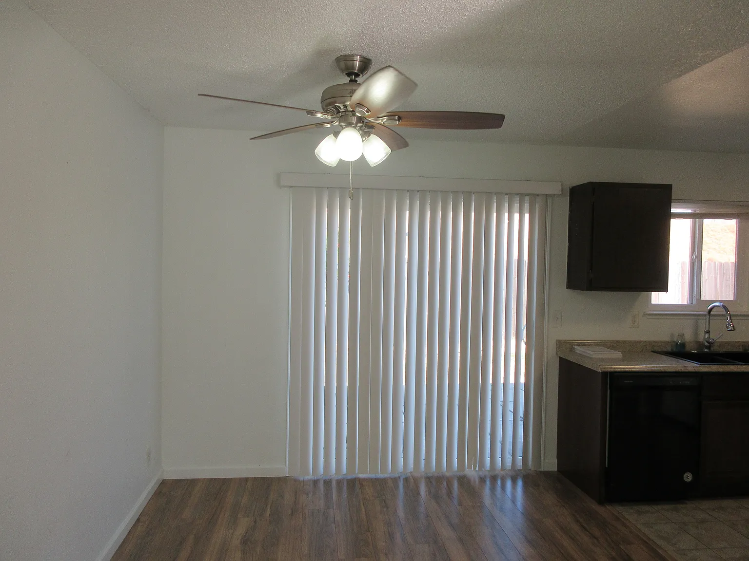3 bed, 960 sqft, $2,400 — Photo 3