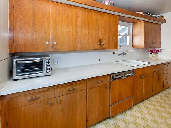 4th image of 3129 Brookhill St