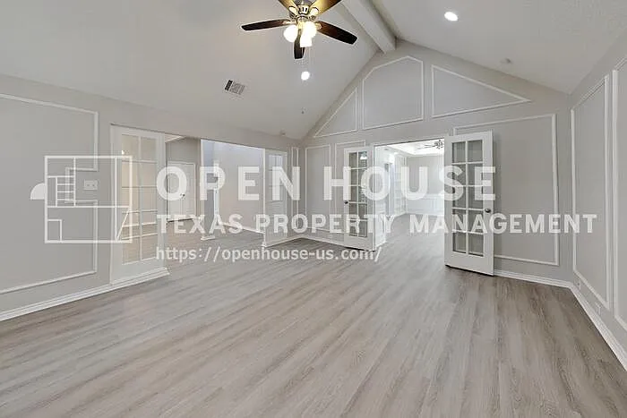 1520 Barclay Dr — Photo 3