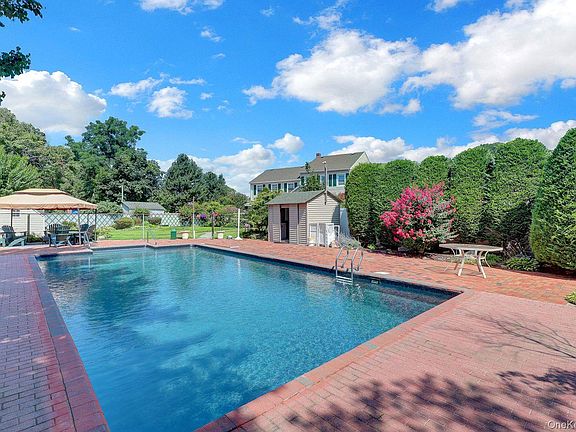 2nd image of 4394 Merrick Road