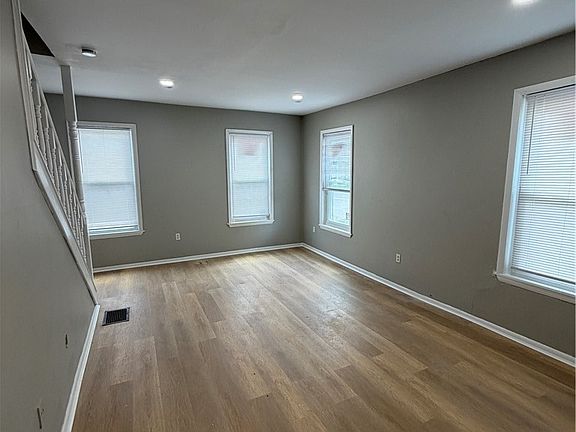 5th image of 352 Walnut St
