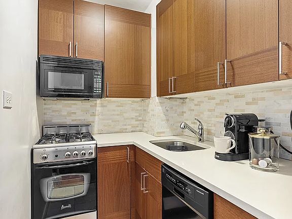 4th image of 160 E 27th St APT 12E