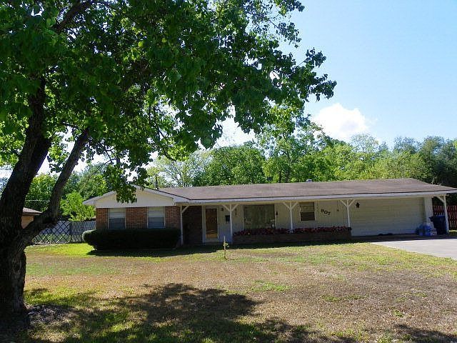 1st image of 907 Picardy Ln