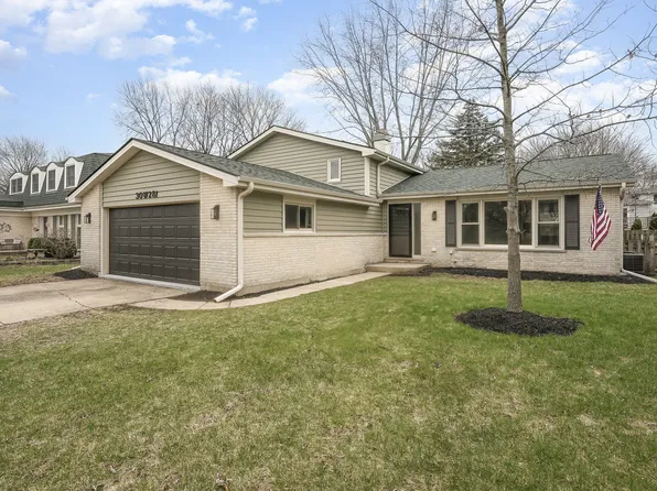 30W281 Country Lakes Dr, Naperville, IL 60563