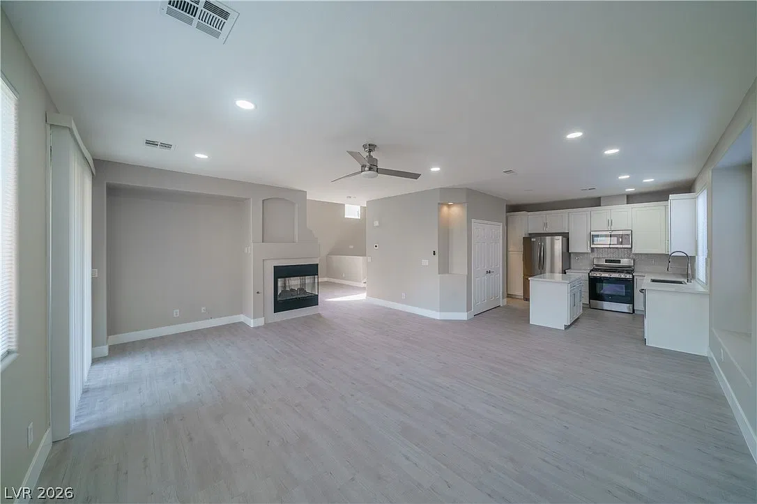 4 bed, 2.5 bath, 2360 sqft, $3,000 — Photo 2