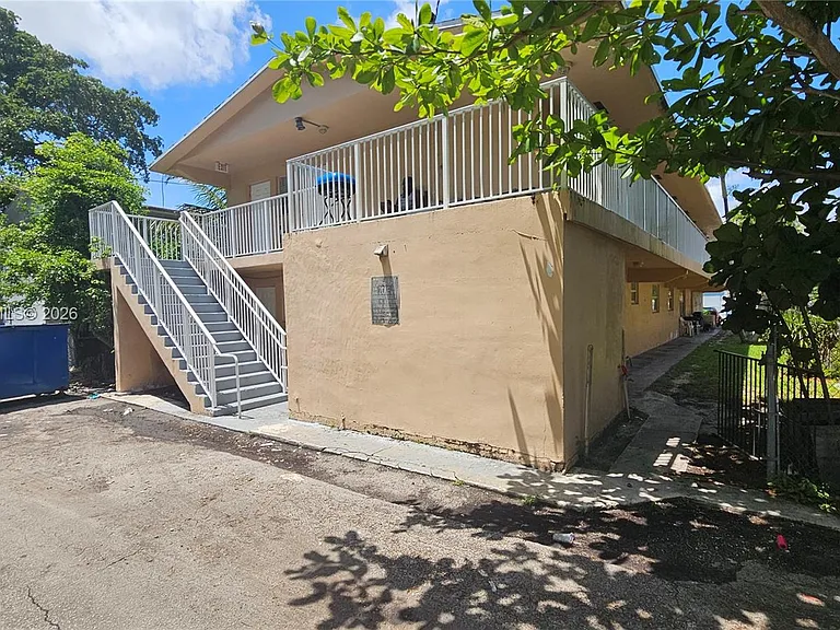 1524 SW 5th Pl #B — Photo 2
