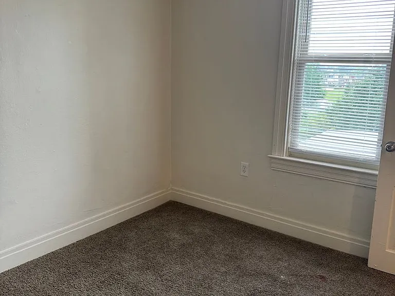 1559 W King St — Photo 13