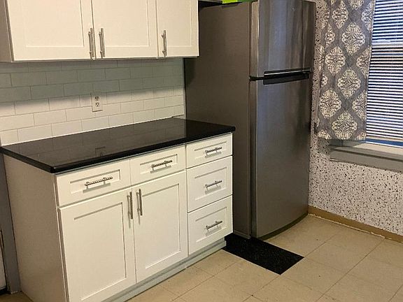3rd image of 409 Hoyt St #2