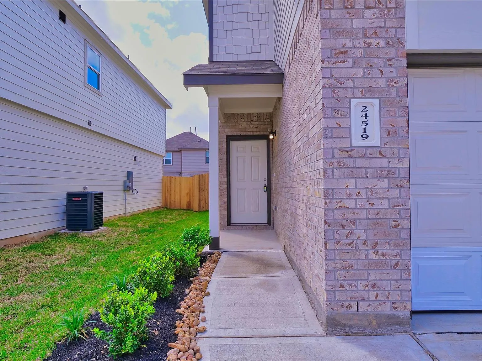 3 bed, 2.5 bath, 1642 sqft, $2,000 — Photo 3