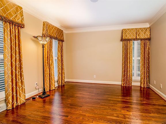 5th image of 146 Wimbledon Way