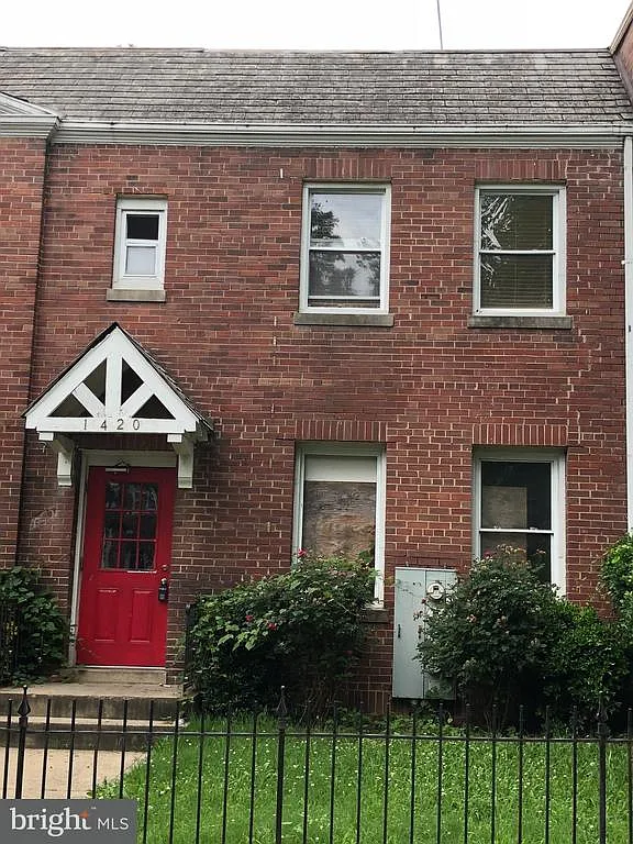 1420 Staples St NE photo 1