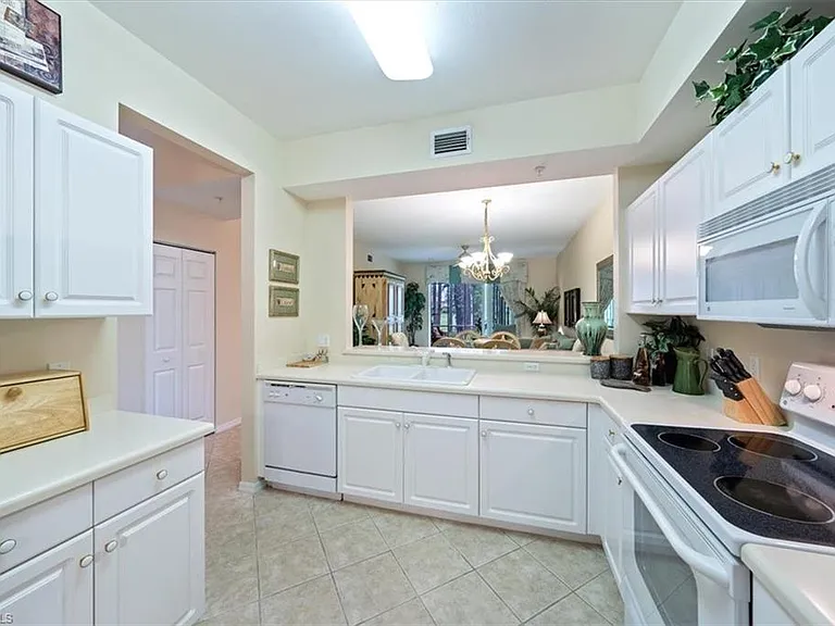3981 Bishopwood Ct E — Photo 4