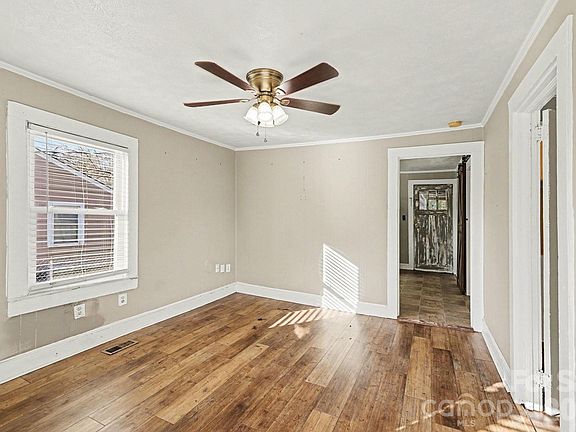 3rd image of 409 S Maple St