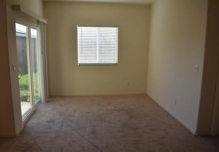 686 Phelps Dr — Photo 9