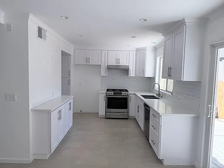 9250 Sunland Blvd #12 — Photo 7