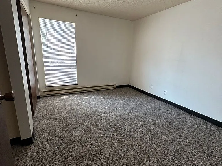 230 W Broadway St — Photo 9