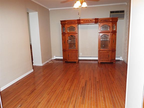 3rd image of 464 Mallory Ave