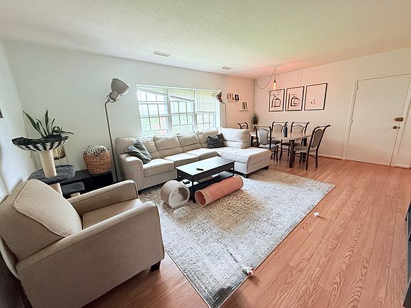 3rd image of 51 Lake Shore Ct APT 4