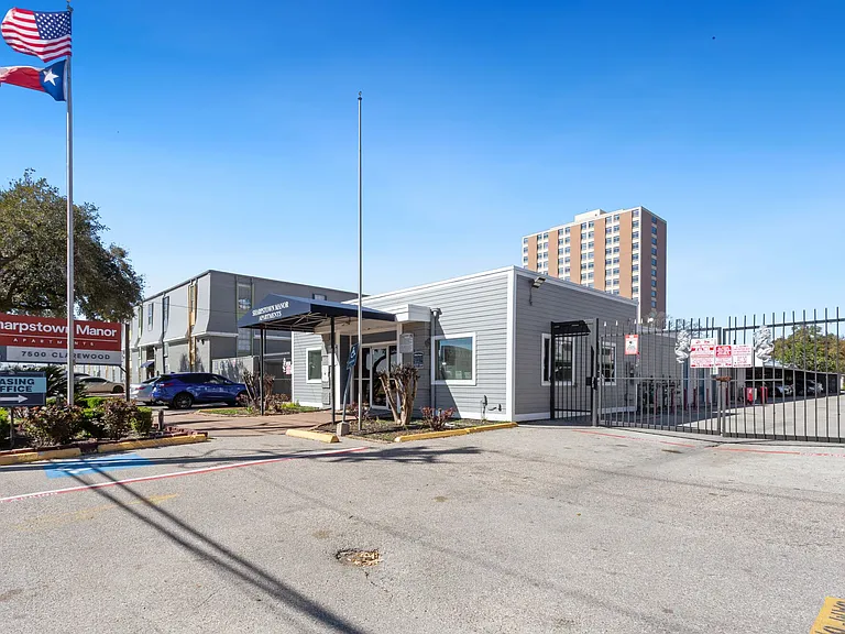 Sharpstown Manor — Photo 14