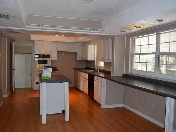 KITCHEN WITH BREAKFAST BAR 1