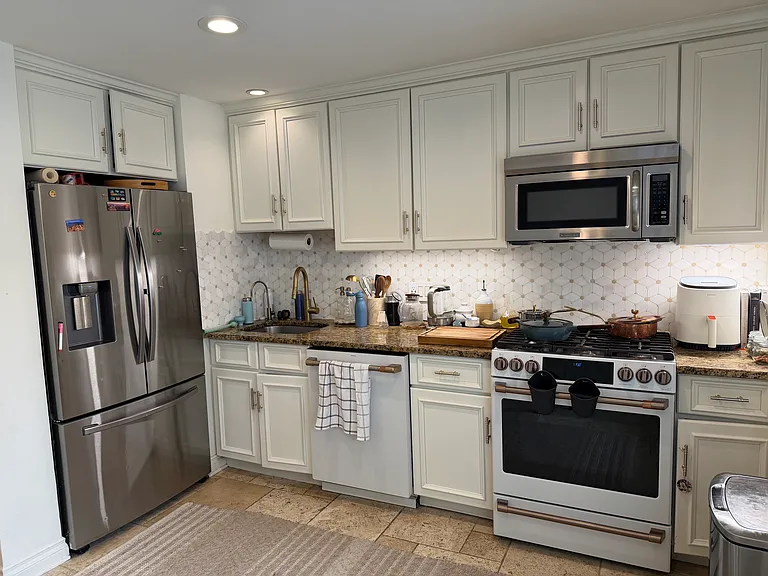 73 New England Ave — Photo 3