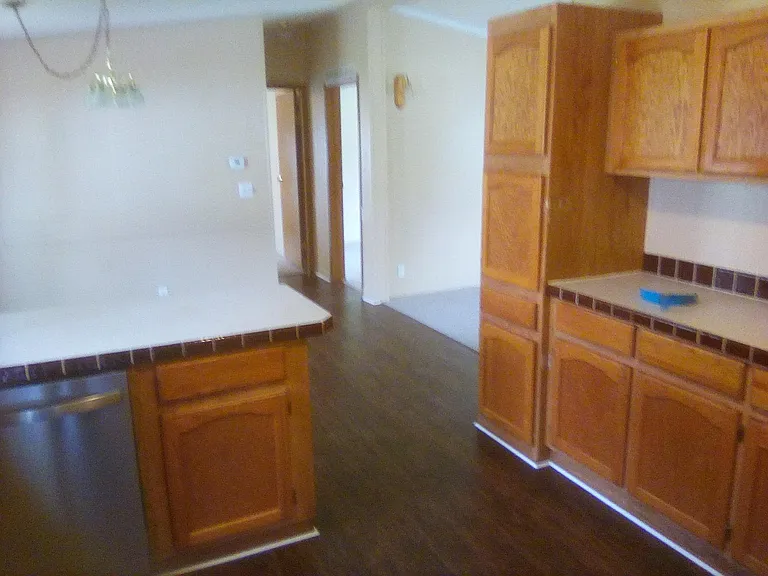 615 Lindsay St — Photo 4