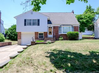 87 Central Park Rd, Plainview, NY 11803