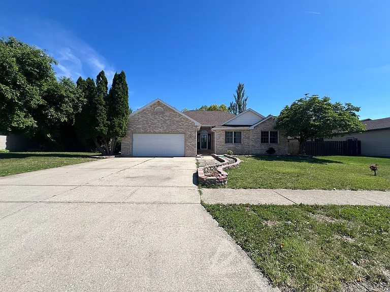 1004 Monarch Dr — Photo 3