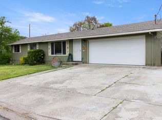 714 NE 12th St, Grants Pass, OR 97526
