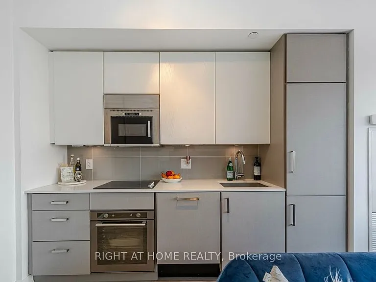 17 Dundonald St #403 — Photo 19