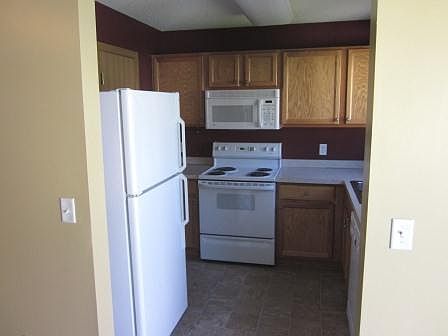 4th image of 2992 Village Ln