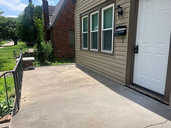 2nd image of 1504 S Knoxville Ave