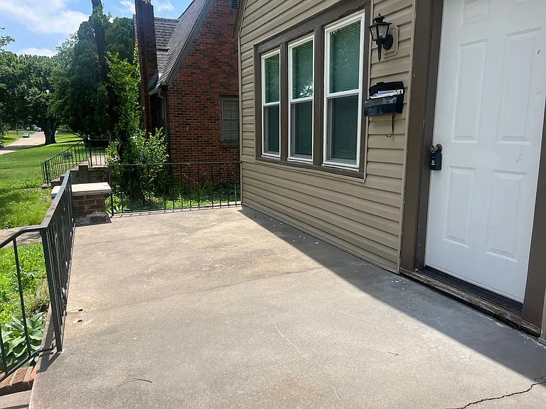 1504 S Knoxville Ave — Photo 2