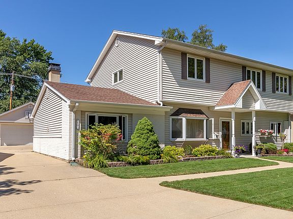 3rd image of 610 Flagstaff Ln