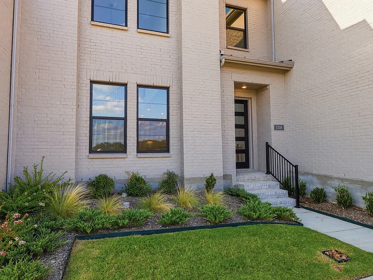 1318 Marsh Ln — Photo 2