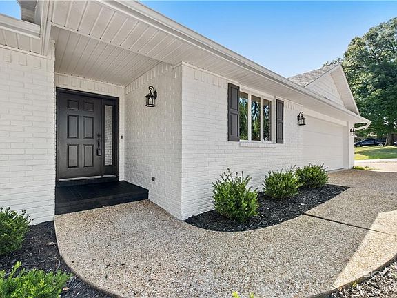 4th image of 1211 E Hilltop Dr