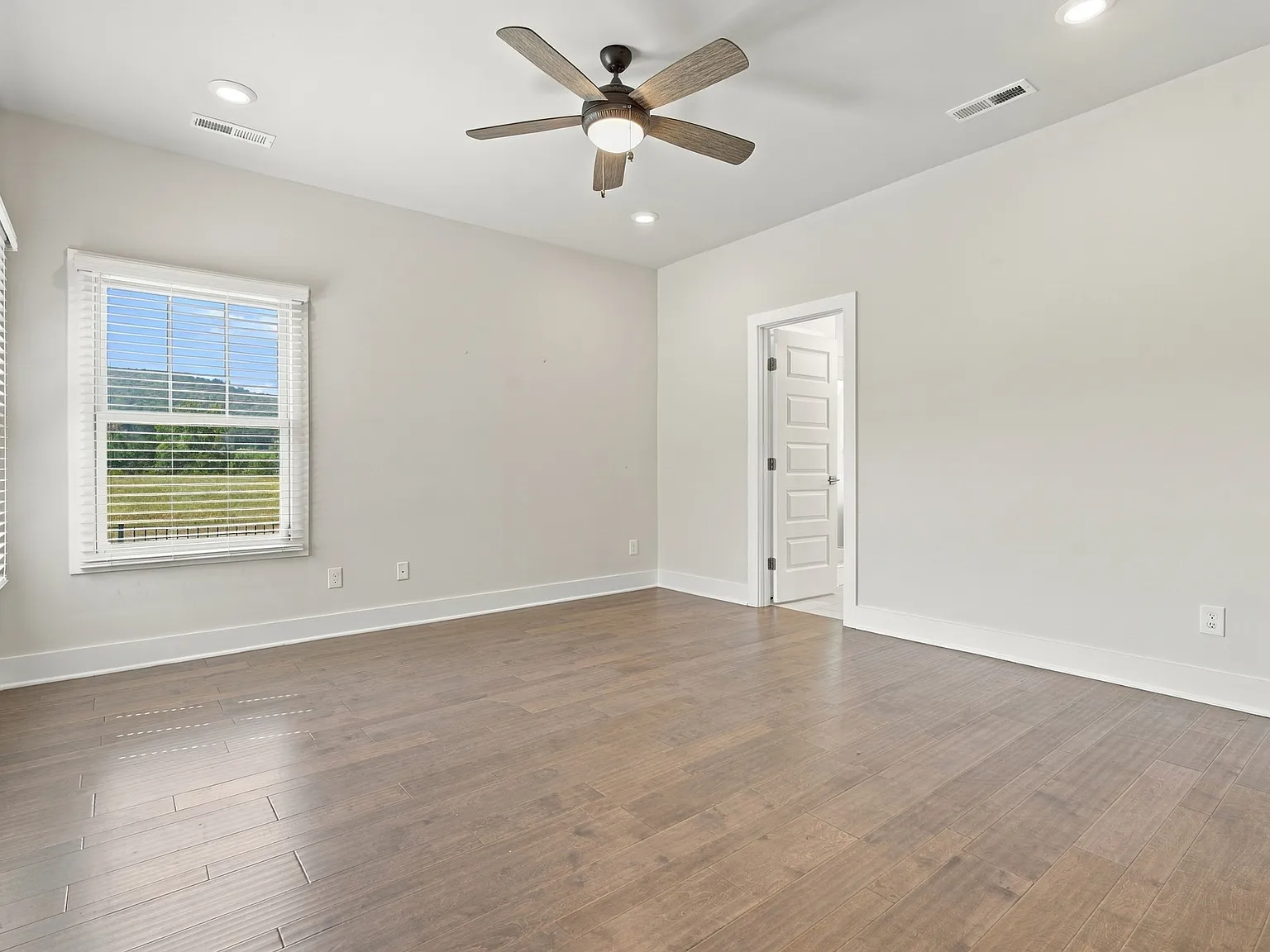 3 bed, 1841 sqft, $2,395 — Photo 2