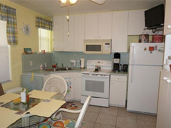 3rd image of 908 Villas Dr Unit 9