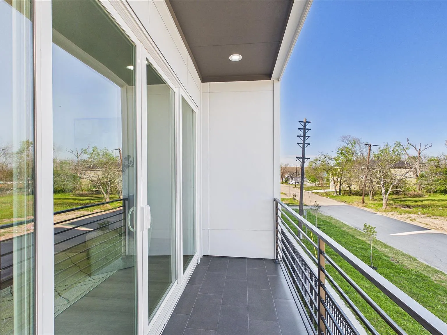 3 bed, 3.5 bath, 2019 sqft, $2,700 — Photo 3