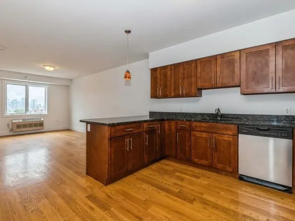 125 43rd Street 504 image 1 of 17