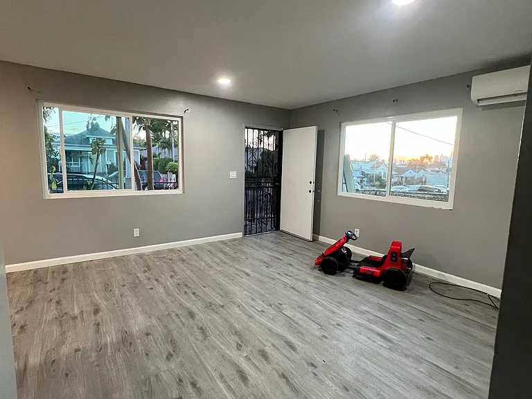 3219 Winter St — Photo 2