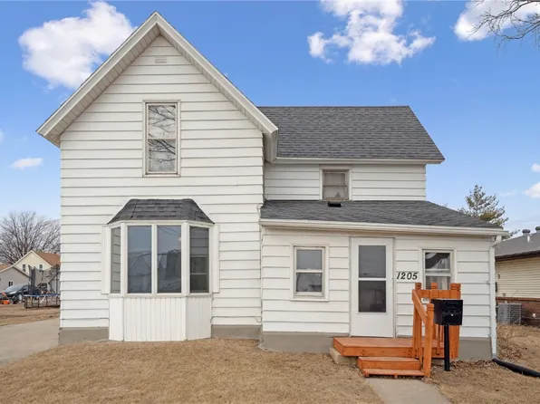 1205 W 4th St, Vinton, IA 52349