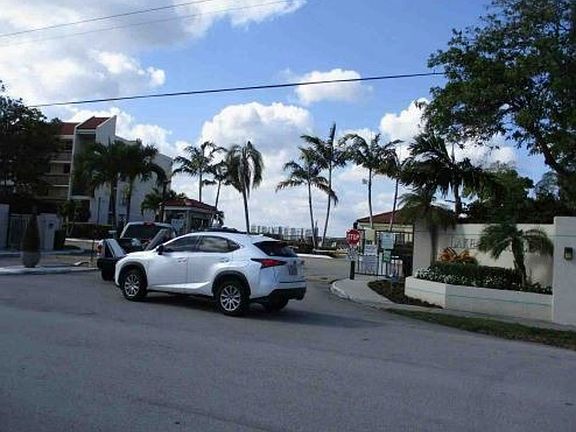 Exterior Neighborhood (street photo)