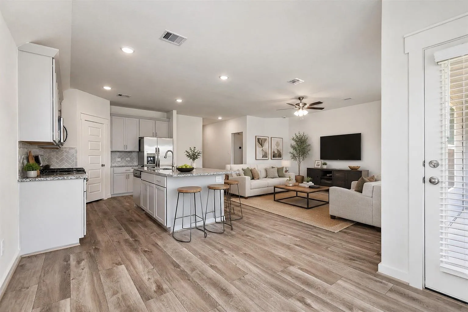 3 bed, 2.0 bath, 1605 sqft, $2,100 — Photo 3