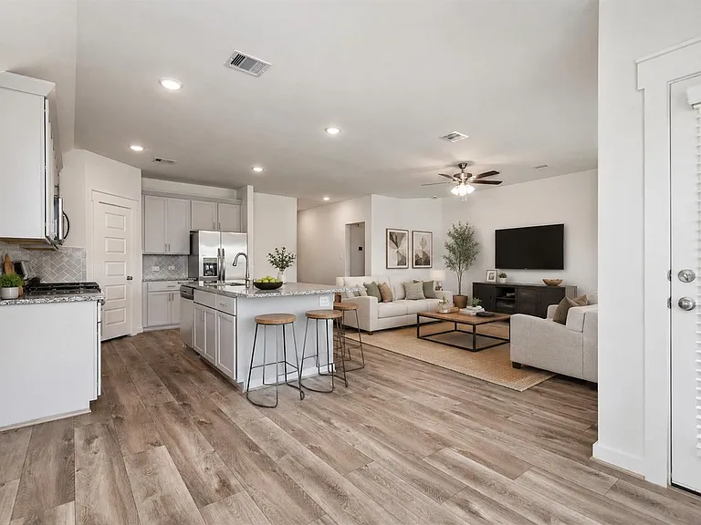 3111 W Frontier Ln — Photo 3