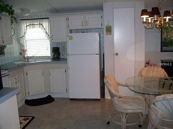 4th image of 627 NE Cottage Park Ln