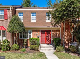 1812 Golf View Ct, Reston, VA 20190